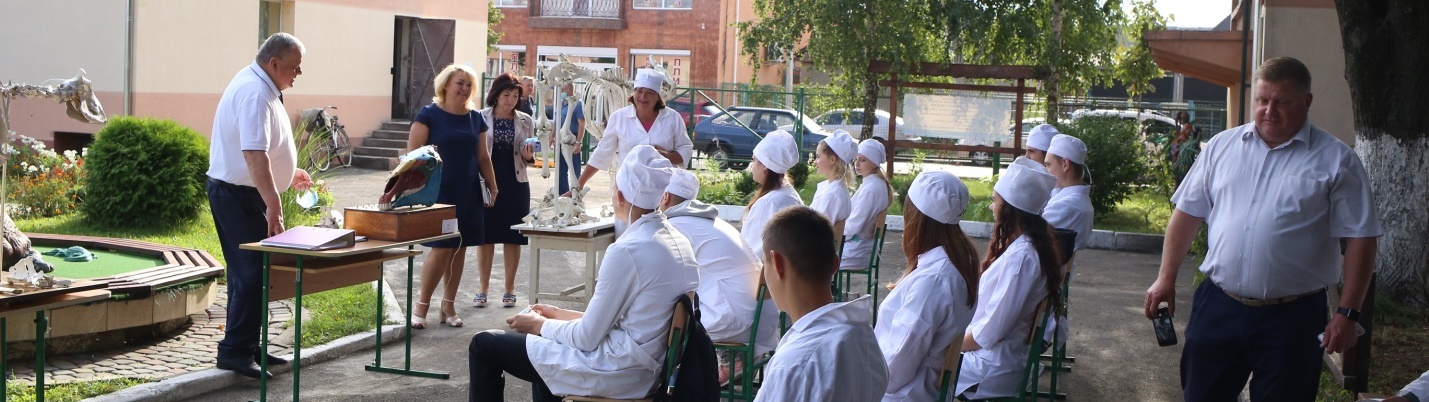 Студенти аграрного коледжу навчаються на свіжому повітрі