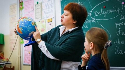 Вчителям урізали зарплату: що відбувається та як виправдовуються в міністерстві