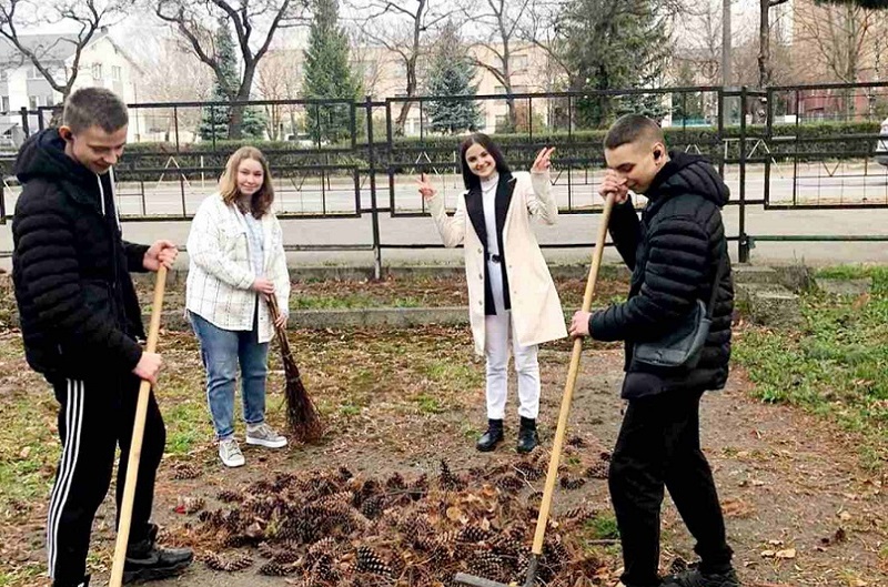 Весняне масштабне прибирання та благоустрій прилеглої території ВСП «Мукачівський фаховий коледж НУБіП України» стало вже доброю традицією