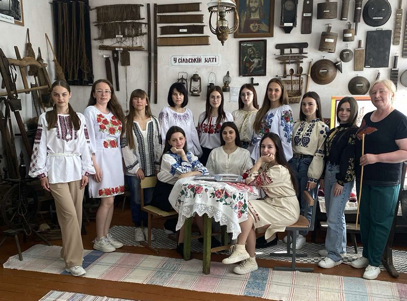 Мандри вишитими стежками